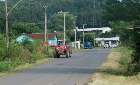 Administração de Paverama consegue autorização e executa limpeza na VRS 835 Administração de Paverama consegue autorização e executa limpeza na VRS 835
