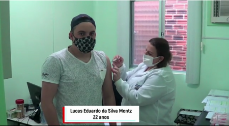 Lucas Eduardo de 22 anos, recebeu a primeira dose da vacina contra o Covid-19 nesta semana Lucas Eduardo de 22 anos, recebeu a primeira dose da vacina contra o Covid-19 nesta semana