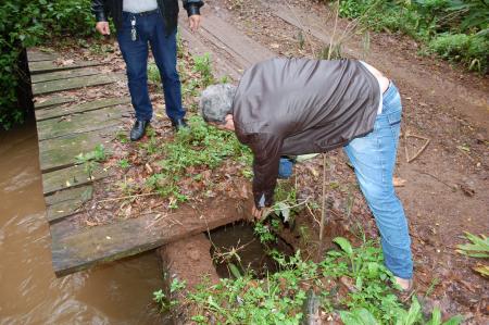 Secretário Rui Duarte conferindo os estragos na ponte localizada no interior de Santa Manoela Secretário Rui Duarte conferindo os estragos na ponte localizada no interior de Santa Manoela