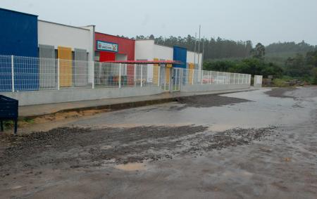 Secretaria de Obras busca solução para acúmulo de água em frente a Escola Infantil do Morro Bonito