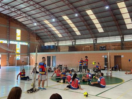 Paverama está sediando, pela primeira vez, um torneio de vôlei sentado, modalidade adaptada que vem 