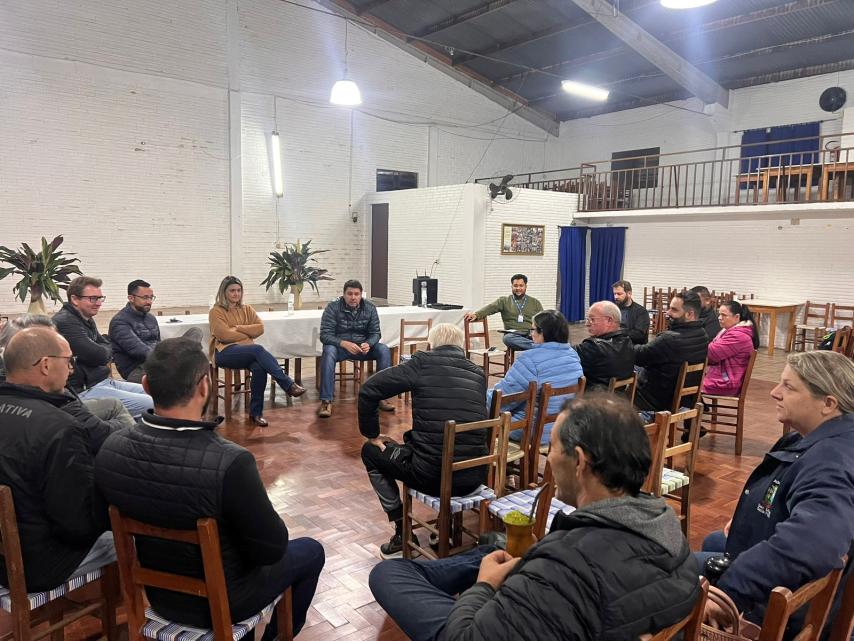 Reunião debate abastecimento de água e serviços da Corsan em Paverama