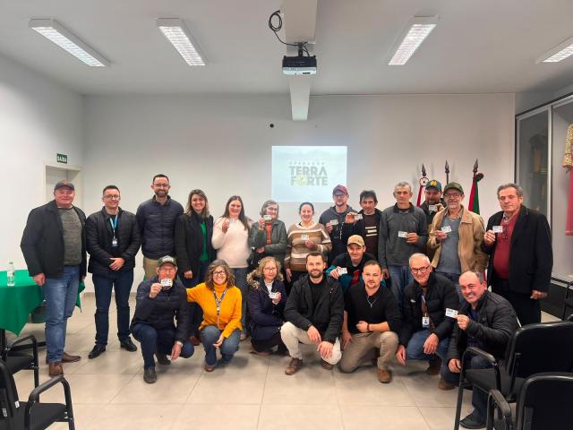 Agricultores paveramenses recebem cartões do Programa Operação Terra Forte