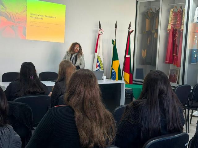 Diretores e coordenadores participam de palestra sobre diversidade, respeito e inclusão