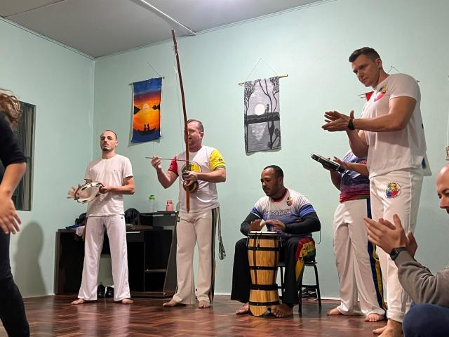 Capoeira une esporte, cultura e promoção da saúde