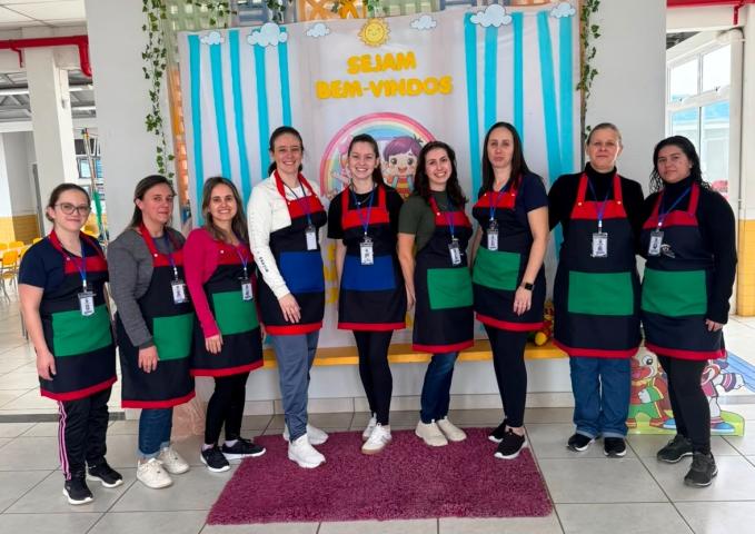 Secretaria de Educação entrega aventais às monitoras da Educação Infantil