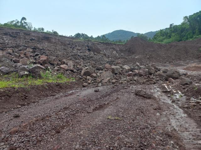 Desmonte de rochas garante mais material para manutenção de estradas